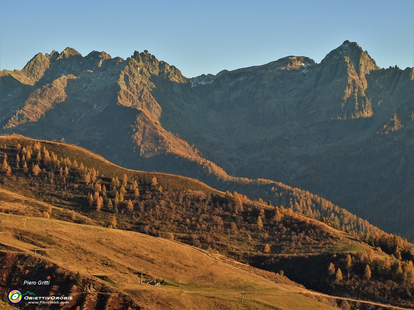 85 Di nuovo bella vista verso Pizzo del Becco e Corni di Sardegnana.JPG